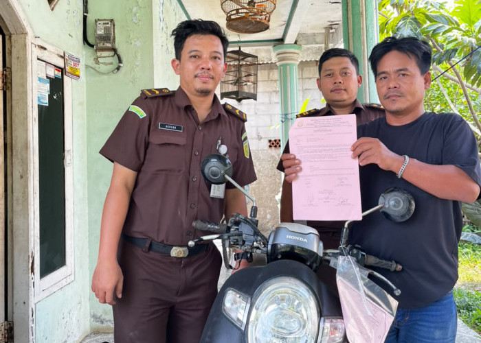 Kejari Beri Pelayanan Hukum Kepada Masyarakat, Antar Barang Bukti Kepada Korban