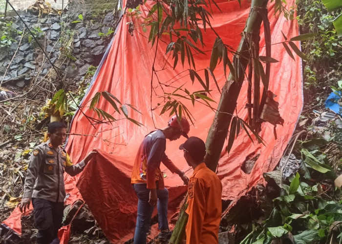 Hujan Deras Semalaman Terjadi Longsor di Kelurahan Kademangan Kecamatan  Setu