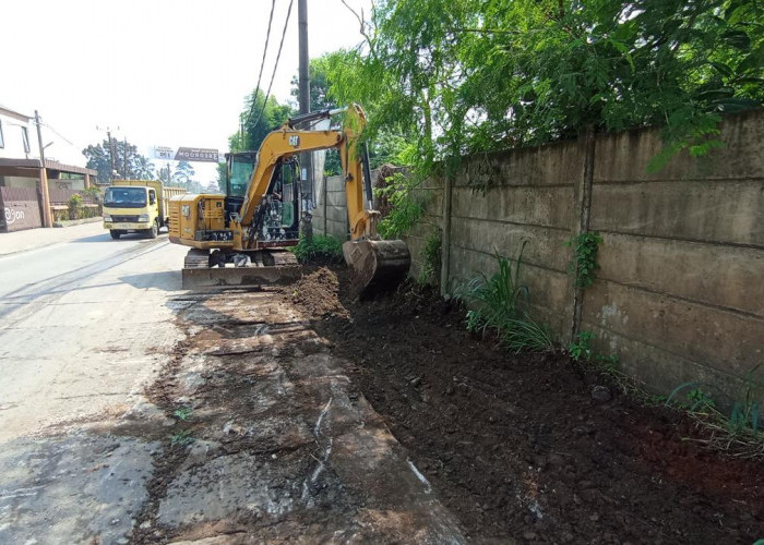 Cegah Genangan di Jalan, UPT Jalan dan Jembatan DBMSDA Kabupaten Tangerang Keruk Sedimen Drainase