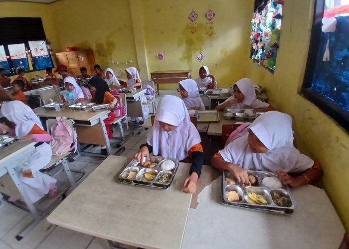 Ratusan Siswa SDN Kramat V Serbu Makanan Bergizi Gratis