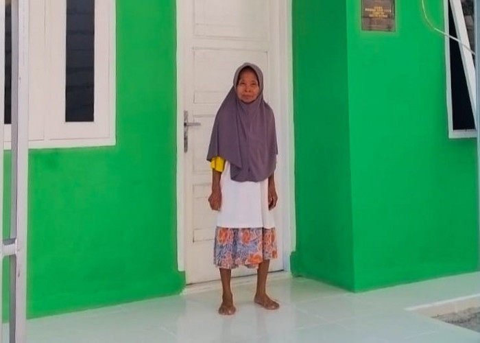 Senyum Ibu Winah Merekah Terima Rumah Siap Huni dari Kopsyah BMI