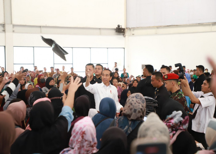 Presiden Jokowi Salurkan Bantuan Beras Bagi Masyarakat Tangerang Selatan