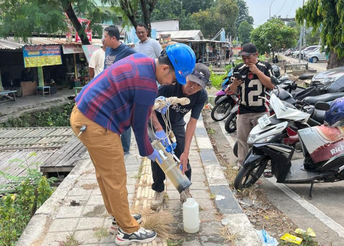 DLH Kota Serang Uji Sampel Air Sungai Terminal Pakupatan
