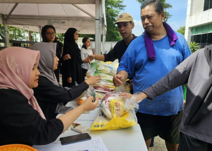 Bazar Murah Dinas Koperasi dan UMKM Tangsel Diserbu Warga