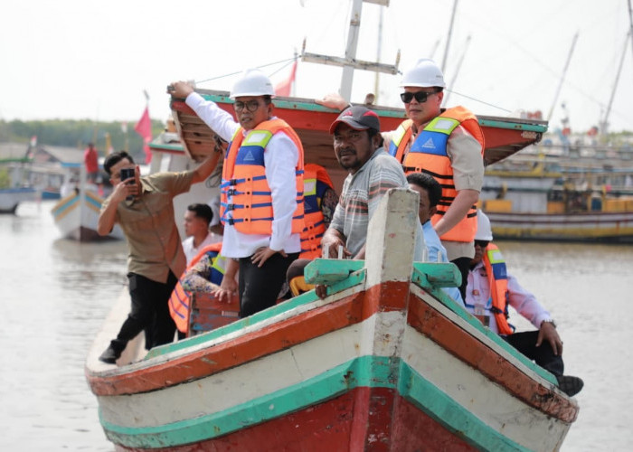 Gubernur Banten Pantau Normalisasi Karangantu, Puluhan Bangkai Kapal Sumbat Alur Nelayan Karangantu