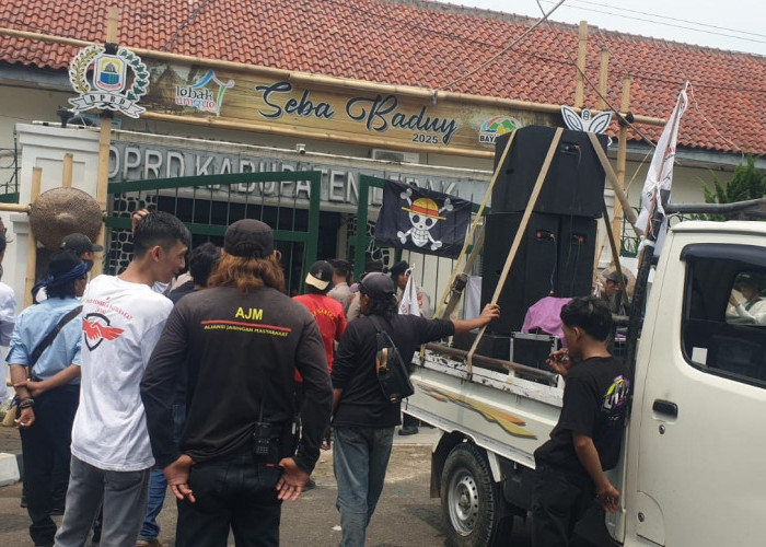 Pendemo Pertanyakan Tunjangan Rp100 Juta Setiap Dewan