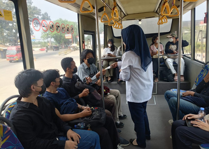 Dishub dan DAMRI Bagikan Masker untuk Penumpang