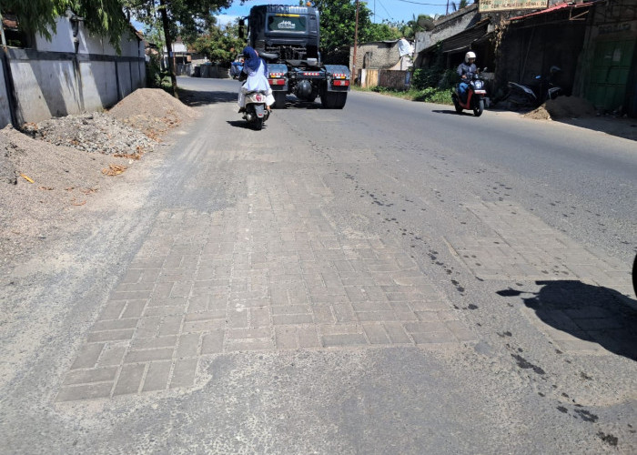 Dinas PUPR Lebak Tambal Jalan Berlubang Dengan Paving Block