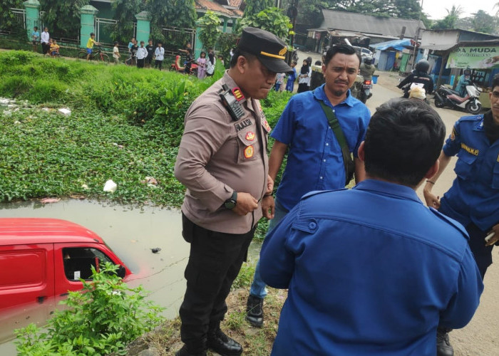 Jembatan Tanpa Pembatas Makan Korban, Mobil Ekspedisi Terjun ke Sungai
