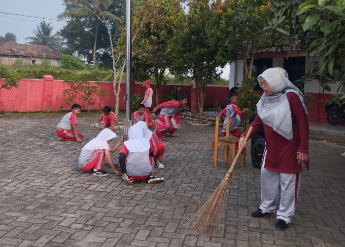 SDN Cikare II Tetap Jaga Kebersihan Sekolah Meski Berpuasa