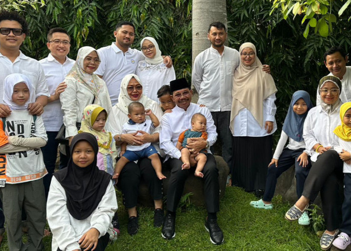 Sebelum ke TPS 18, Calon Wali Kota Tangerang Sachrudin Bercengkrama dan Foto Bersama Anak, Mantu, Cucu