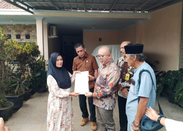 Kakanwil BPN Serahkan Langsung Sertifikat PTSL