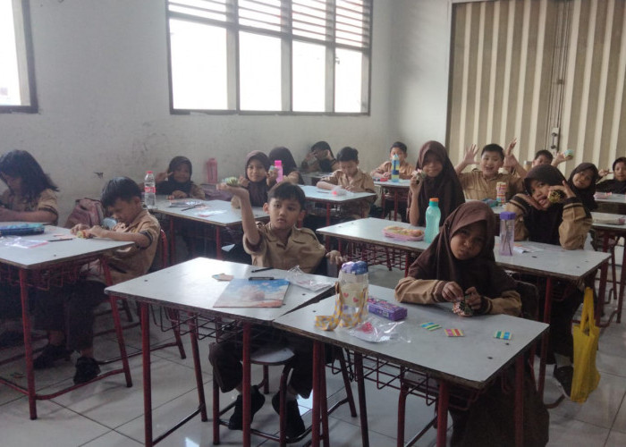 Kreasi Siswa Kelas 1 SDN Larangan 6 di Hari Terakhir Pelaksanaan ASAS, Membuat Menara dari Kertas Warna-Warni