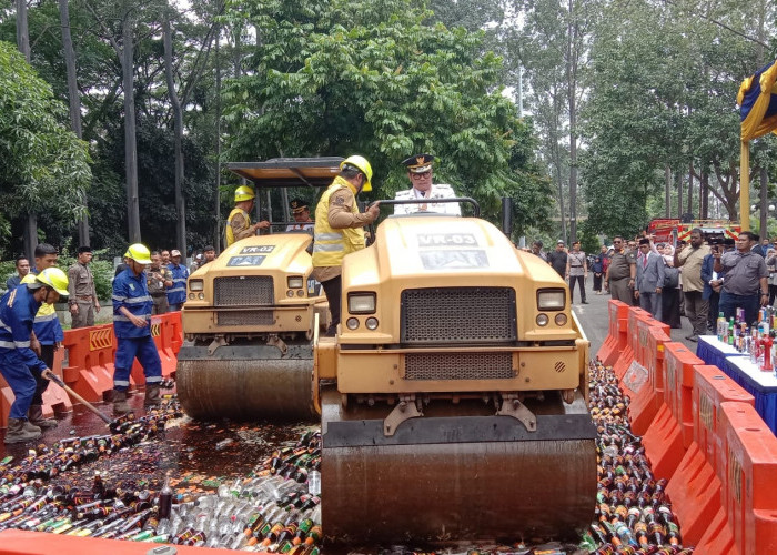 Ribuan Botol Miras Dimusnahkan Wujud Kota Akhlakul Karimah