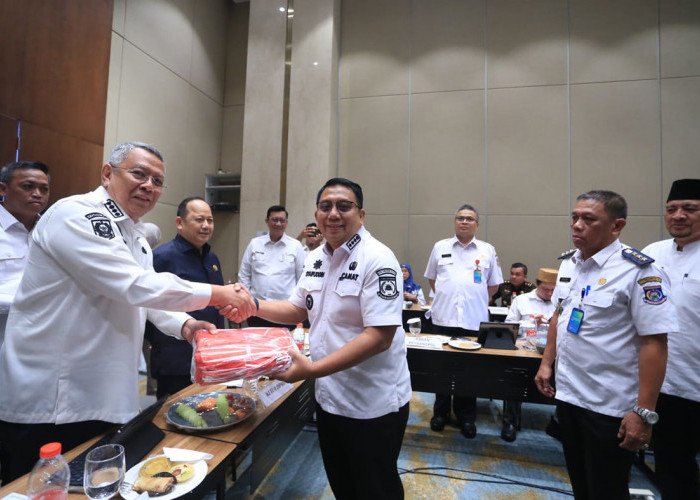 Pemkot Tangsel Sebar Bendera ke Para Camat
