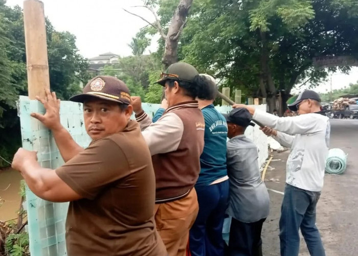 Bangun Pagar, Cegah Pembuang Sampah
