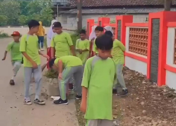 Siswa SDN Balaraja II Diajak Gotong Royong Bersihkan Kelas