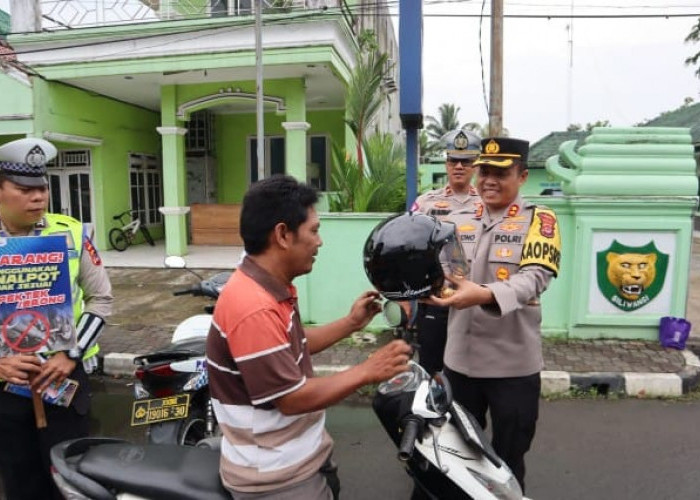 Polres Lebak Bagikan Helm Gratis Kepada Pengendara Motor 