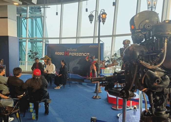 Tangcity Mall Pamerkan Robot Raksasa dari Onderdil Bekas Motor dan Mobil