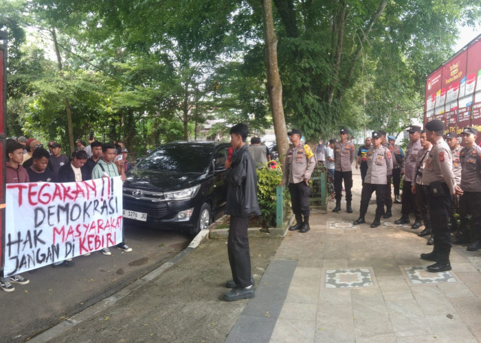 Tuntut Netralitas, KPU Lebak Didemo Masyarakat 