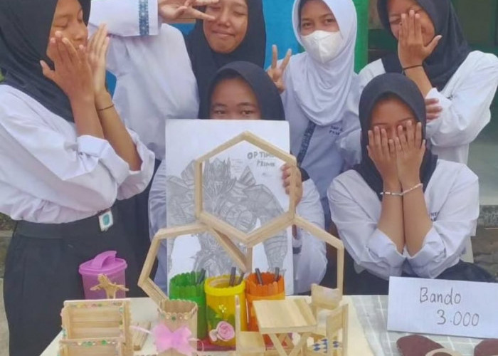 SMPN 2 Pasar Kemis Jadikan Sampah Barang Bernilai Ekonomis