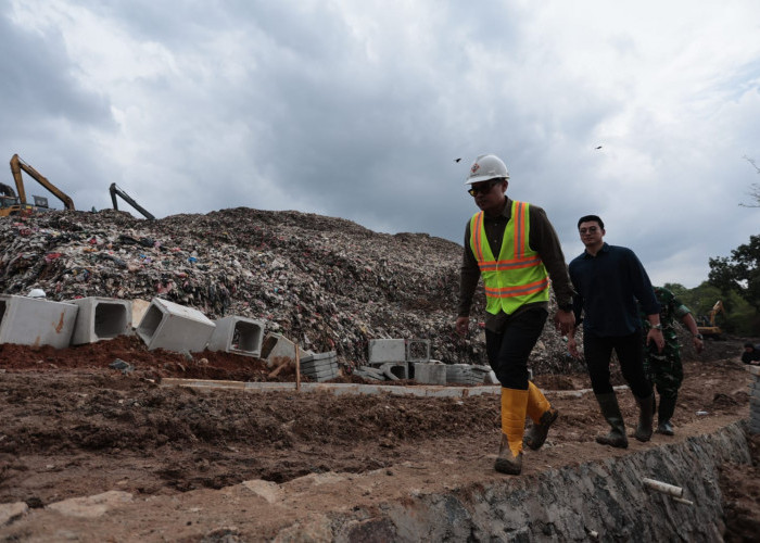 Warga Hadang Truk Sampah ke TPA Cipeucang