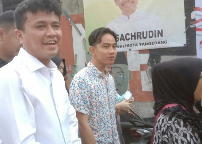 Blusukan Gibran bersama Faldo Sambil Bagikan Stiker ke Warga Kota Tangerang 