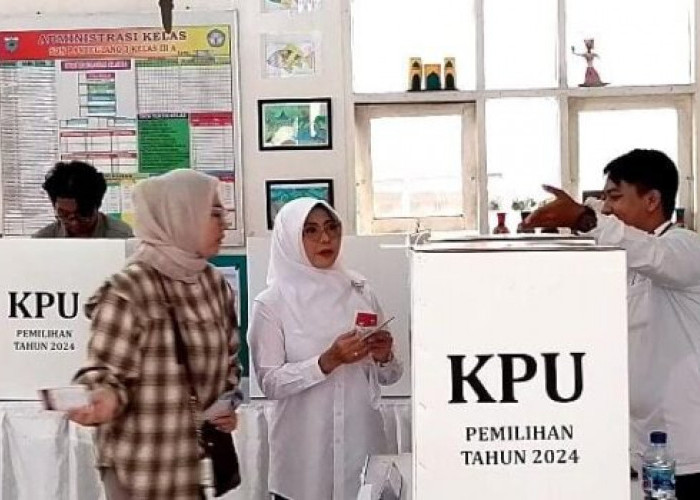 Didampingi Anak, Cabup Raden Dewi Salurkan Hak Pilihnya di TPS 004