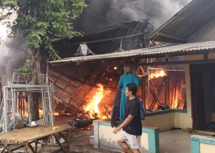 Diduga Korsleting, Gudang Dekorasi Ludes Terbakar