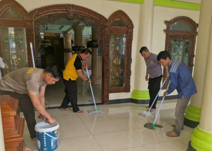 Jajaran Polsek Rajeg Bebenah Masjid Al Falahiyah