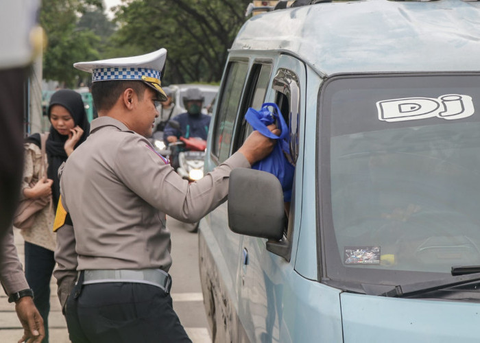 Ratusan Bungkus Takjil Dibagikan Polisi Kepada Pengguna Jalan di Tangerang