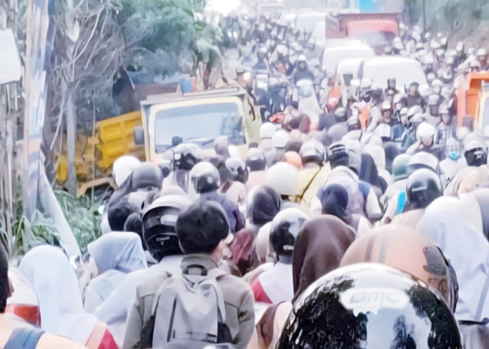Truk Terperosok, Siliwangi Macet Mengular