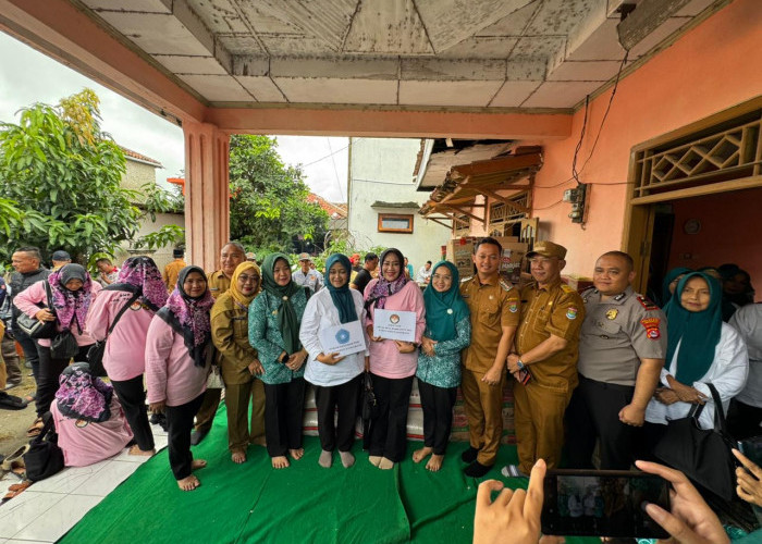Salurkan Bantuan Buat Korban Banjir Desa Pasilian Kronjo, Rismawati Maesyal: Jaga Kesehatan Lingkungan