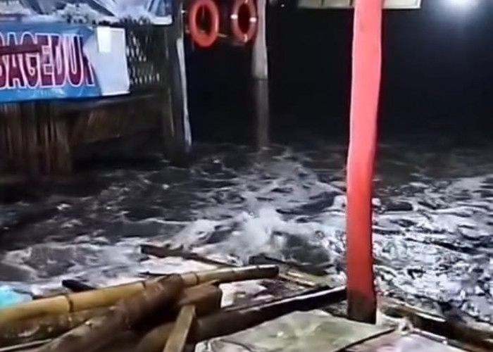 Diterjang Gelombang Tinggi, Wisata Pantai Lebak Selatan Porak Poranda