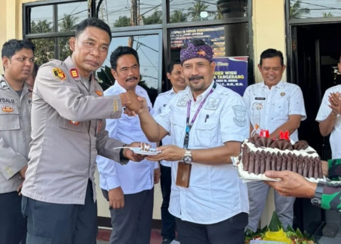 Kapolsek Mauk Dapat Hadiah Tumpeng