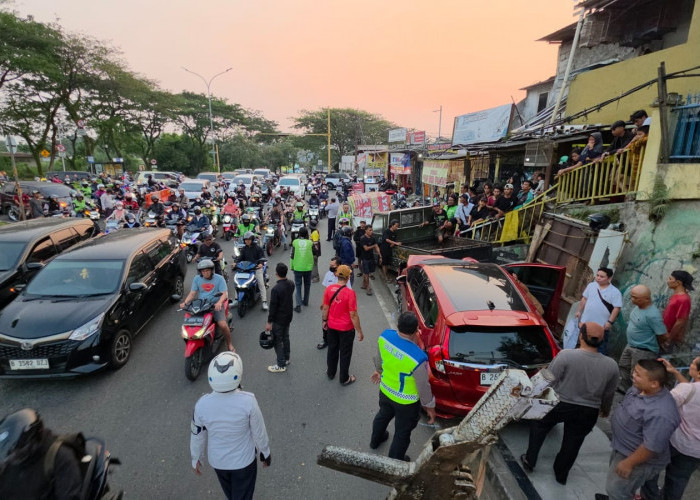 Jazz dan Pikap Gencet Motor, Pengendara Luka Parah