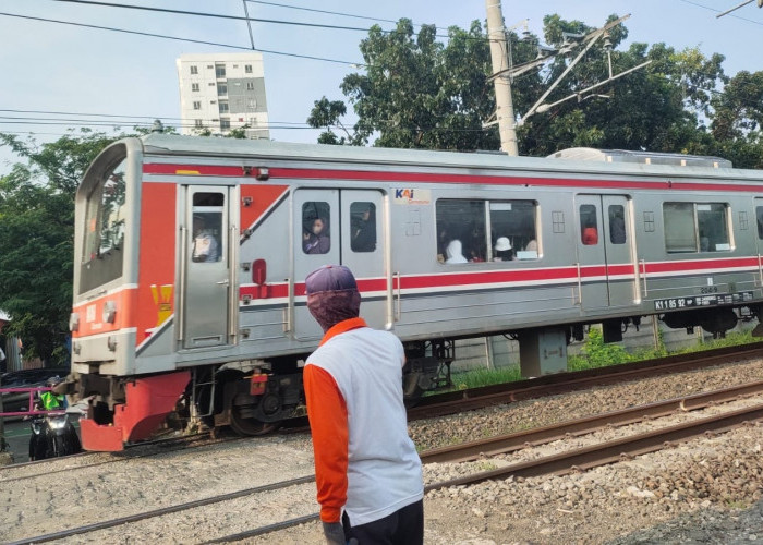 Di Antara Deru KRL dan Sunyi Pengabdian, Kisah Penjaga Palang Pintu Rel di Poris Gaga Baru