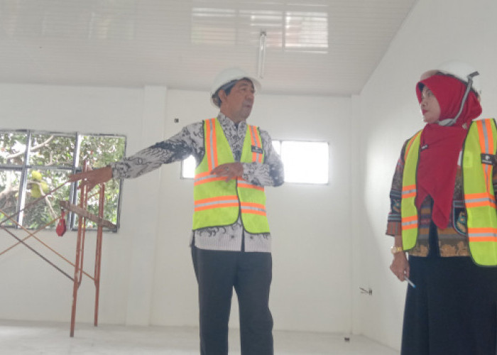 Disdik Kota Tangerang Tinjau  Pengerjaan Revitalisasi Ruang Kelas SMP Negeri 3