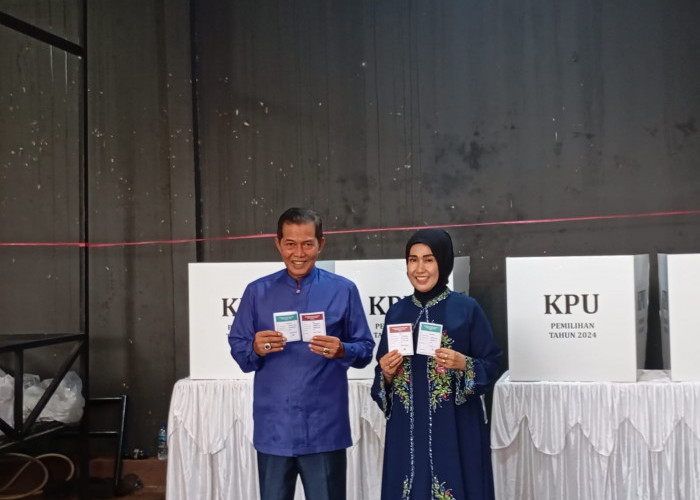 Syafrudin Nyoblos Bareng Keluarga di TPS 02