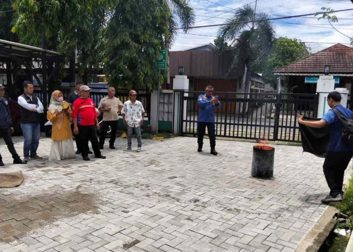 Warga Lengkong Karya Dilatih Padamkam Api Secara Tradisional