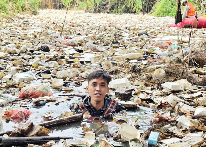 Banyak Sampah Rumah Tangga di Sungai