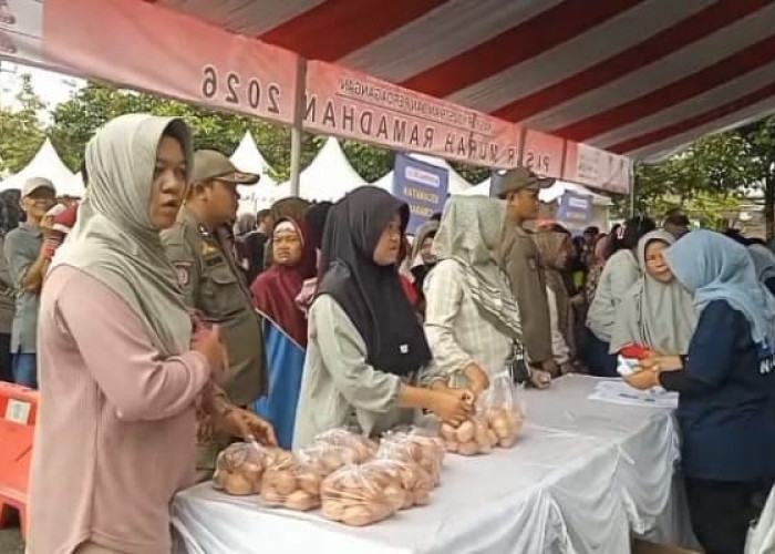 Kaum Ibu Padati Pasar Murah