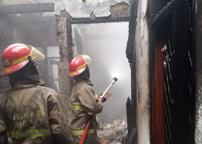 Diduga Korsleting, Rumah Dua Lantai di Pondok Cabe Ilir Terbakar