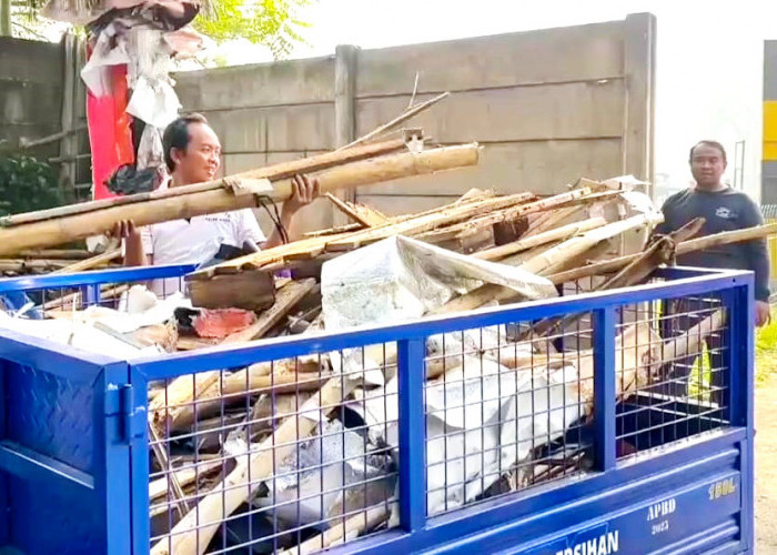 Personel Gabungan Bersihkan Puing Bangli