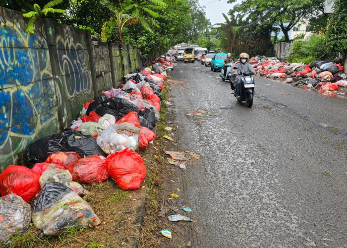 Trotoar Jalan Dekat Pasar Cimanggis Penuh Sampah