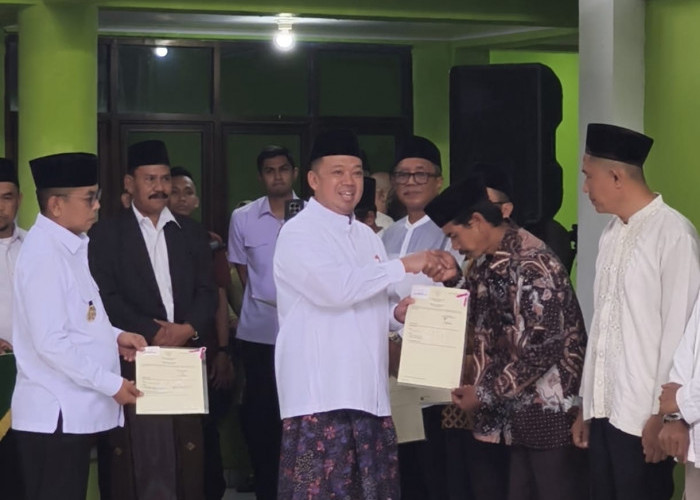 Menteri ATR Serahkan 13 Sertifikat Tanah, Tanah Wakaf Rawan Jadi Konflik