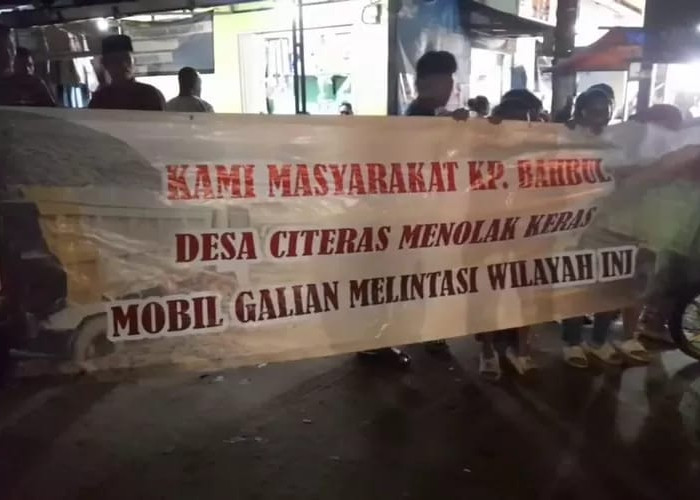 Pengalihan Jalur Ditolak, Warga 2 Kecamatan Blokade Lintasan Truk Berat 