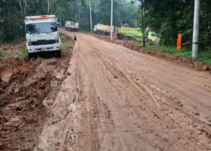 Jalan Provinsi di Kecamatan Maja - Curugbitung Dipenuhi Lumpur 