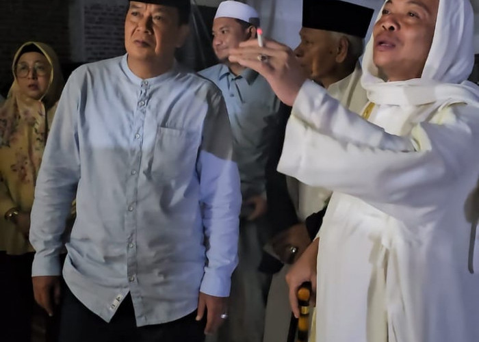 Abah Entoh Ajak Maesyal Rasyid Keliling Pondok Pesantren Al-Istiqlaliyyah Cilongok