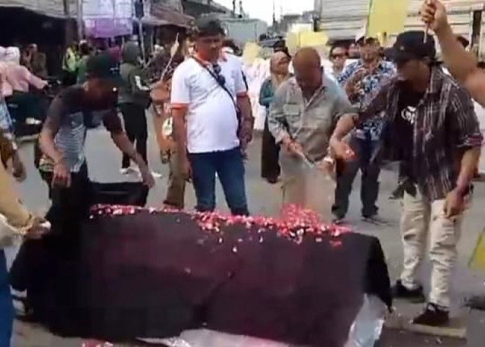 Mahasiswa dan Masyarakat Tabur Bunga ke Truk Tambang dan Keranda di Jalan Kampung Melayu